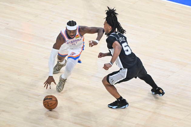 NBA, Basketball Herren, USA West Conference Finals Game 5 - San Antonio Spurs at Oklahoma City Thunder Oklahoma City Thunder guard Shai Gilgeous-Alexander (L) drives against San Antonio Spurs guard Stephon Castle (R) during Game 5 of the NBA West Conference Finals between Oklahoma City Thunder and San Antonio Spurs in Oklahoma City, USA, 26 May 2026. Oklahoma City OKLAHOMA United States  Copyright: xMANUELAxSOLDIx
