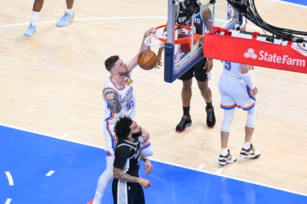 NBA, Basketball Herren, USA West Conference Finals Game 5 - San Antonio Spurs at Oklahoma City Thunder Oklahoma City Thunder center forward Isaiah Hartenstein (C) dunks against San Antonio Spurs forward Julian Champagnie (bottom) during Game 5 of the NBA West Conference Finals between Oklahoma City Thunder and San Antonio Spurs in Oklahoma City, USA, 26 May 2026. Oklahoma City OKLAHOMA United States  Copyright: xMANUELAxSOLDIx