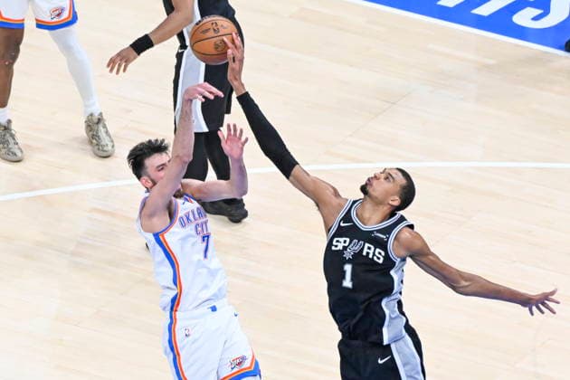 NBA, Basketball Herren, USA West Conference Finals Game 5 - San Antonio Spurs at Oklahoma City Thunder Oklahoma City Thunder center forward Chet Holmgren (L) shoots against San Antonio Spurs forward center Victor Wembanyama (R) during Game 5 of the NBA West Conference Finals between Oklahoma City Thunder and San Antonio Spurs in Oklahoma City, USA, 26 May 2026. Oklahoma City OKLAHOMA United States  Copyright: xMANUELAxSOLDIx