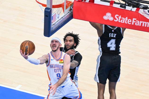 NBA, Basketball Herren, USA West Conference Finals Game 5 - San Antonio Spurs at Oklahoma City Thunder Oklahoma City Thunder guard Alex Caruso (L) shoots against shoots against San Antonio Spurs forward Julian Champagnie (C) during Game 5 of the NBA West Conference Finals between Oklahoma City Thunder and San Antonio Spurs in Oklahoma City, USA, 26 May 2026. Oklahoma City OKLAHOMA United States  Copyright: xMANUELAxSOLDIx
