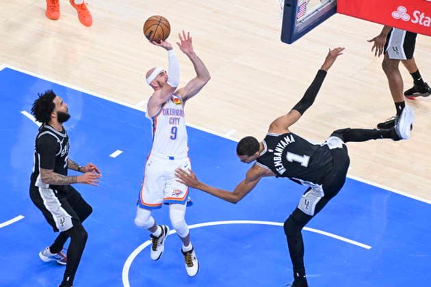 NBA, Basketball Herren, USA West Conference Finals Game 5 - San Antonio Spurs at Oklahoma City Thunder Oklahoma City Thunder guard Alex Caruso (C) shoots against San Antonio Spurs forward center Victor Wembanyama (R) during Game 5 of the NBA West Conference Finals between Oklahoma City Thunder and San Antonio Spurs in Oklahoma City, USA, 26 May 2026. Oklahoma City OKLAHOMA United States  Copyright: xMANUELAxSOLDIx