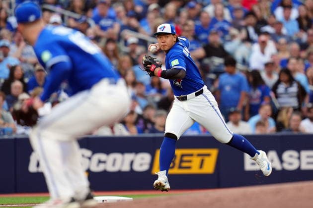 May 26, 2026, Toronto, On, CANADA: Toronto Blue Jays third baseman Kazuma Okamoto (7) makes a throw to first base against the Miami Marlins during first inning MLB, Baseball Herren, USA action in Toronto on Tuesday May 26, 2026. BBO-MARLINS-BLUE-JAYS 20260526  - ZUMAc35_ 20260526_zaf_c35_150 Copyright: xFrankxGunnx