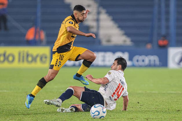 Futbol, Nacional vs Coquimbo Unido Fase de Grupos, Copa Libertadores 2026. El jugador de Coquimbo Unido disputa el balon contra el jugador de Nacional durante un partido del grupo B de la copa libertadores disputado en el Estadio Gran Parque Central en Montevideo, Uruguay. 26 04 2026 FocoUy Photosport Football, Nacional vs Coquimbo Unido Group Stage, Libertadores Cup 2026 Coquimbo Unido™s player vies for the ball against Nacional player during a Copa Libertadores Group B match played at the Estadio Gran Parque Central in Montevideo, Uruguay. 26 04 2026 FocoUy Photosport Nacional vs Coquimbo Unido, Copa Libertadores 2026 