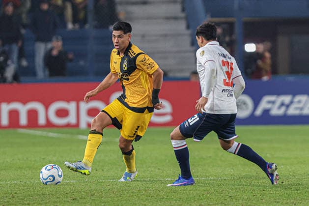 Futbol, Nacional vs Coquimbo Unido Fase de Grupos, Copa Libertadores 2026. El jugador de Coquimbo Unido disputa el balon contra el jugador de Nacional durante un partido del grupo B de la copa libertadores disputado en el Estadio Gran Parque Central en Montevideo, Uruguay. 26 04 2026 FocoUy Photosport Football, Nacional vs Coquimbo Unido Group Stage, Libertadores Cup 2026 Coquimbo Unido™s player vies for the ball against Nacional player during a Copa Libertadores Group B match played at the Estadio Gran Parque Central in Montevideo, Uruguay. 26 04 2026 FocoUy Photosport Nacional vs Coquimbo Unido, Copa Libertadores 2026 