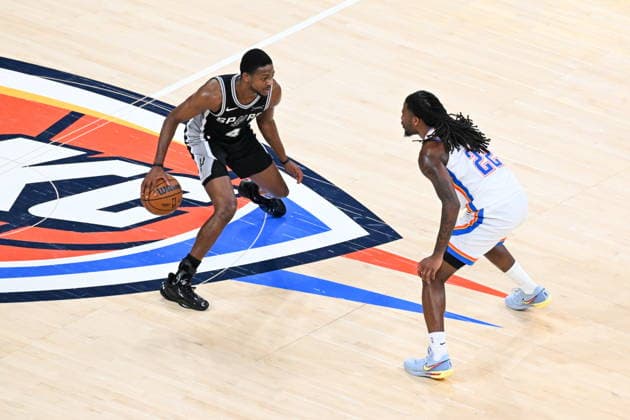 NBA, Basketball Herren, USA West Conference Finals Game 5 - San Antonio Spurs at Oklahoma City Thunder San Antonio Spurs De aaron Fox (L) drives against Oklahoma City Thunder s Cason Wallace (R) during Game 5 of the NBA West Conference Finals between Oklahoma City Thunder and San Antonio Spurs in Oklahoma City, USA, 26 May 2026. Oklahoma City OKLAHOMA United States  Copyright: xMANUELAxSOLDIx