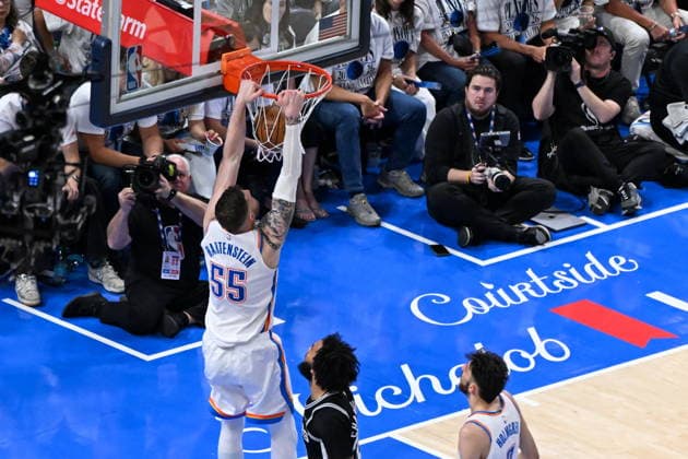 NBA, Basketball Herren, USA West Conference Finals Game 5 - San Antonio Spurs at Oklahoma City Thunder Oklahoma City Thunder Isaiah Hartenstein (L) dunks during Game 5 of the NBA West Conference Finals between Oklahoma City Thunder and San Antonio Spurs in Oklahoma City, USA, 26 May 2026. Oklahoma City OKLAHOMA United States  Copyright: xMANUELAxSOLDIx