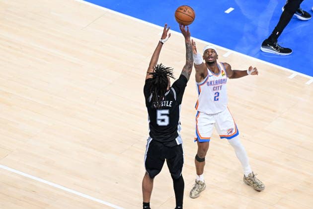 NBA, Basketball Herren, USA West Conference Finals Game 5 - San Antonio Spurs at Oklahoma City Thunder San Antonio Spurs Stephon Castle (L) shoots against Oklahoma City Thunder s Shai Gilgeous-Alexander (R) during Game 5 of the NBA West Conference Finals between Oklahoma City Thunder and San Antonio Spurs in Oklahoma City, USA, 26 May 2026. Oklahoma City OKLAHOMA United States  Copyright: xMANUELAxSOLDIx