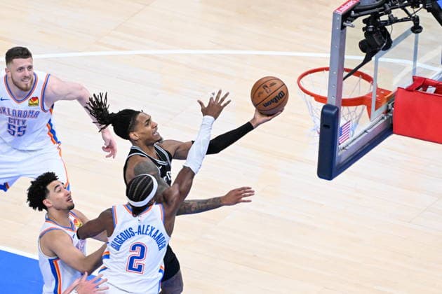NBA, Basketball Herren, USA West Conference Finals Game 5 - San Antonio Spurs at Oklahoma City Thunder San Antonio Spurs Devin Vassell (C) shoots against Oklahoma City Thunder s Shai Gilgeous-Alexander (bottom C) during Game 5 of the NBA West Conference Finals between Oklahoma City Thunder and San Antonio Spurs in Oklahoma City, USA, 26 May 2026. Oklahoma City OKLAHOMA United States  Copyright: xMANUELAxSOLDIx