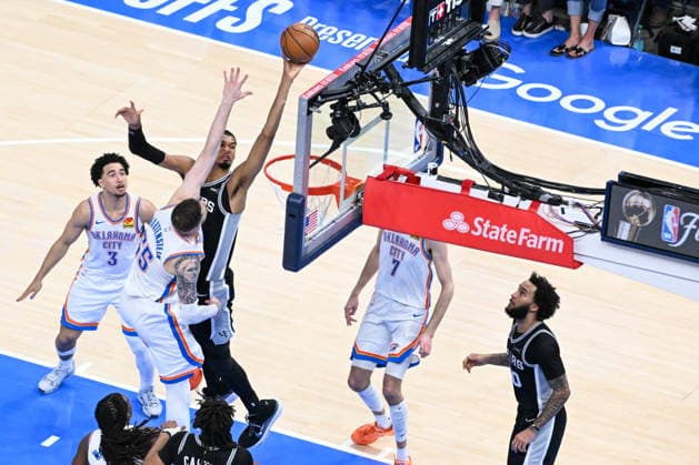 NBA, Basketball Herren, USA West Conference Finals Game 5 - San Antonio Spurs at Oklahoma City Thunder San Antonio Spurs Victor Wembanyama (2-L) shoots against Oklahoma City Thunder s Isaiah Hartenstein (2-L bottom) during Game 5 of the NBA West Conference Finals between Oklahoma City Thunder and San Antonio Spurs in Oklahoma City, USA, 26 May 2026. Oklahoma City OKLAHOMA United States  Copyright: xMANUELAxSOLDIx