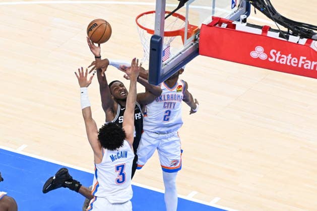 NBA, Basketball Herren, USA West Conference Finals Game 5 - San Antonio Spurs at Oklahoma City Thunder San Antonio Spurs De aaron Fox (C) shoots against Oklahoma City Thunder s Jared McCain (bottom) during Game 5 of the NBA West Conference Finals between Oklahoma City Thunder and San Antonio Spurs in Oklahoma City, USA, 26 May 2026. Oklahoma City OKLAHOMA United States  Copyright: xMANUELAxSOLDIx