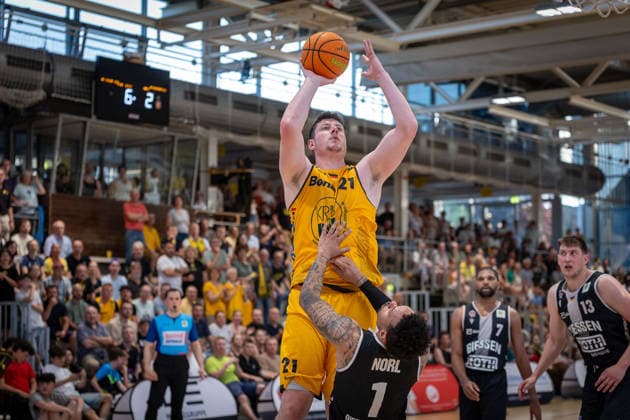 Nicolas Bretzel (Bozic Estriche Knights Kirchheim, 21) Daniel Alexander Norl (Giessen 46ers, 01) Kyle Anthony Castlin (Giessen 46ers, 07) Jonathan Maier (Giessen 46ers, 13) GER, Bozic Estriche Knights Kirchheim vs. Giessen 46ers, BARMER 2. Basketball Bundesliga, Playoffs Halbfinale Spiel 3, Saison 2025 2026, 26.05.2026 GER, Bozic Estriche Knights Kirchheim vs. Giessen 46ers, BARMER 2. Basketball Bundesliga, Playoffs Halbfinale Spiel 3, Saison 2025 2026, 26.05.2026 Goeppingen *** Nicolas Bretzel Bozic Estriche Knights Kirchheim, 21 Daniel Alexander Norl Giessen 46ers, 01 Kyle Anthony Castlin Giessen 46ers, 07 Jonathan Maier Giessen 46ers, 13 GER, Bozic Estriche Knights Kirchheim vs Giessen 46ers, BARMER 2 Basketball Bundesliga, Playoffs Semifinal Game 3, Season 2025 2026, 26 05 2026 GER, Bozic Estriche Knights Kirchheim vs Giessen 46ers, BARMER 2 Basketball Bundesliga, Playoffs Semifinal Game 3, Season 2025 2026, 26 05 2026 Goeppingen Copyright: xEibner-Pressefoto NinaxSanderx EP_NSR