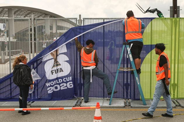 Preparation For FIFA World Cup, WM, Weltmeisterschaft, Fussball 2026 Workers affix FIFA World Cup 2026 logos and signage at SoFi Stadium in Inglewood, California, on May 26, 2026. Inglewood California United States  Copyright: xMichaelxYanowx originalFilename:yanow-preparat260526_npSEl.jpg