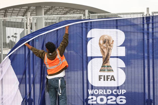 Preparation For FIFA World Cup, WM, Weltmeisterschaft, Fussball 2026 Workers affix FIFA World Cup 2026 logos and signage at SoFi Stadium in Inglewood, California, on May 26, 2026. Inglewood California United States  Copyright: xMichaelxYanowx originalFilename:yanow-preparat260526_npUUz.jpg