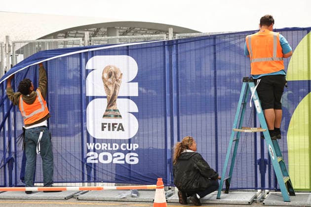 Preparation For FIFA World Cup, WM, Weltmeisterschaft, Fussball 2026 Workers affix FIFA World Cup 2026 logos and signage at SoFi Stadium in Inglewood, California, on May 26, 2026. Inglewood California United States  Copyright: xMichaelxYanowx originalFilename:yanow-preparat260526_npLkr.jpg