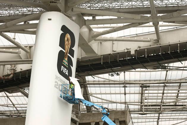 Preparation For FIFA World Cup, WM, Weltmeisterschaft, Fussball 2026 Workers affix FIFA World Cup 2026 logos and signage at SoFi Stadium in Inglewood, California, on May 26, 2026. Inglewood California United States  Copyright: xMichaelxYanowx originalFilename:yanow-preparat260526_npECq.jpg