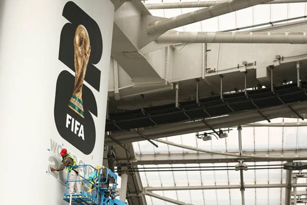 Preparation For FIFA World Cup, WM, Weltmeisterschaft, Fussball 2026 Workers affix FIFA World Cup 2026 logos and signage at SoFi Stadium in Inglewood, California, on May 26, 2026. Inglewood California United States  Copyright: xMichaelxYanowx originalFilename:yanow-preparat260526_npGde.jpg