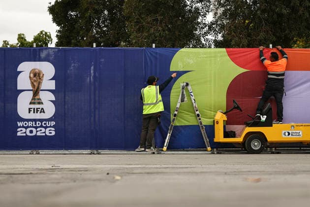 Preparation For FIFA World Cup, WM, Weltmeisterschaft, Fussball 2026 Workers affix FIFA World Cup 2026 logos and signage at SoFi Stadium in Inglewood, California, on May 26, 2026. Inglewood California United States  Copyright: xMichaelxYanowx originalFilename:yanow-preparat260526_npRBK.jpg