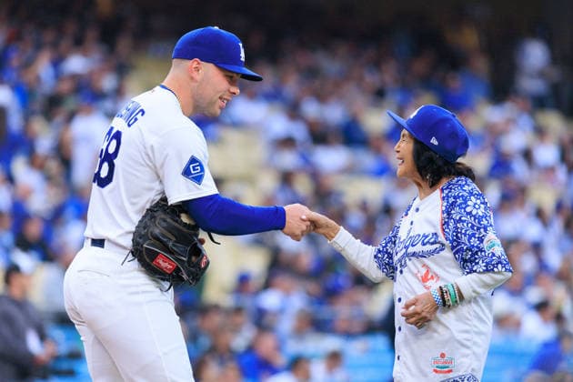 May 26, 2026, Los Angeles, California, USA: Catcher, Dalton Rushing 68 shakes hands with Dolores Huerta after she threw out the ceremonial first pitch before a regular-season MLB, Baseball Herren, USA game between the Los Angeles Dodgers and the Colorado Rockies on Tuesday May 26, 2026 at Dodger Stadium in Los Angeles, California. Dodgers defeat Rockies, 15-6. JAVIER ROJAS PI Dodgers Defeat Rockies, 15-6  - ZUMAp124 20260526_zaa_p124_012 Copyright: xJavierxRojasx