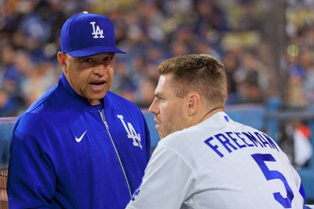 May 26, 2026, Los Angeles, California, USA: Manager, Dave Roberts of the Los Angeles Dodgers chats with Freddie Freeman 5 during a regular season MLB, Baseball Herren, USA game against the Colorado Rockies on Tuesday May 26, 2026 at Dodger Stadium in Los Angeles, California. Dodgers defeat Rockies, 15-6. JAVIER ROJAS PI Los Angeles USA - ZUMAp124 20260526_zaa_p124_032 Copyright: xJavierxRojasx
