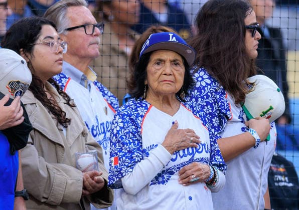 May 26, 2026, Los Angeles, California, USA: Dolores Huerta throws out the ceremonial first pitch before a regular season MLB, Baseball Herren, USA game between the Los Angeles Dodgers and the Colorado Rockies on Tuesday May 26, 2026 at Dodger Stadium in Los Angeles, California. Dodgers defeat Rockies, 15-6. JAVIER ROJAS PI Dodgers Defeat Rockies, 15-6  - ZUMAp124 20260526_zaa_p124_036 Copyright: xJavierxRojasx
