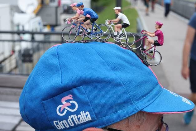 Giro d Italia 2026 UCI Cycling race - Stage 17 Pierre Teyssot MAXPPP ; Giro d Italia 2026 UCI Cycling race - Stage 17. Andalo, Italy on May 27, 2026. Stage 17h of 202 km from Cassano d Adda to Andalo. Cyclists miniatures on a cap Pierre Teyssot Maxppp Andalo Trentino South Tyrol Italy  Copyright: xMAXPPPxPierrexTeyssotx TEY32263 TEY32263