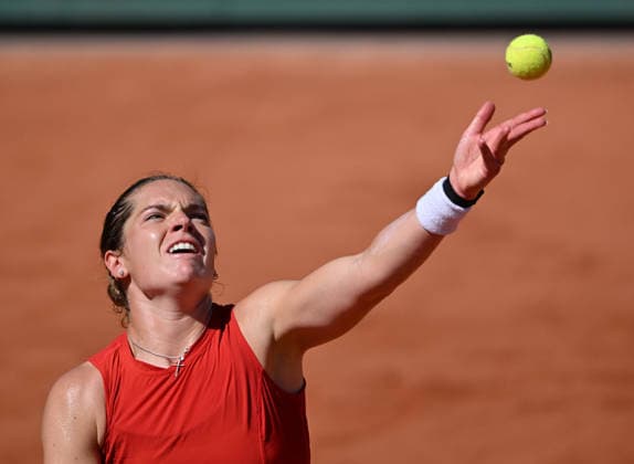 2026 French Open, Roland-Garros - Day 4 PARIS, FRANCE - MAY 27: Caty McNally of the United States in action against Belinda Bencic of Switzerland in the Women s Singles second-round match on Day Four of the 2026 French Open at Roland Garros on May 27, 2026 in Paris, France. Mustafa Yalcin Anadolu Paris France. Editorial use only. Please get in touch for any other usage.  Copyright: x2026xAnadoluxMustafaxYalcinx