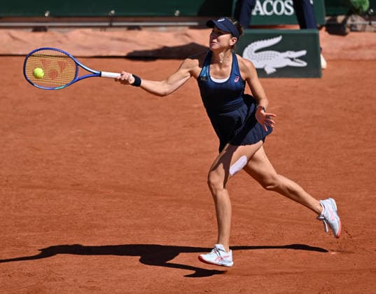 2026 French Open, Roland-Garros - Day 4 PARIS, FRANCE - MAY 27: Belinda Bencic of Switzerland in action against Caty McNally of the United States during the Women s Singles second-round match on Day Four of the 2026 French Open at Roland Garros on May 27, 2026 in Paris, France. Mustafa Yalcin Anadolu Paris France. Editorial use only. Please get in touch for any other usage.  Copyright: x2026xAnadoluxMustafaxYalcinx