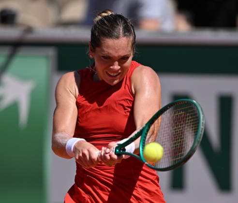 2026 French Open, Roland-Garros - Day 4 PARIS, FRANCE - MAY 27: Caty McNally of the United States in action against Belinda Bencic of Switzerland in the Women s Singles second-round match on Day Four of the 2026 French Open at Roland Garros on May 27, 2026 in Paris, France. Mustafa Yalcin Anadolu Paris France. Editorial use only. Please get in touch for any other usage.  Copyright: x2026xAnadoluxMustafaxYalcinx