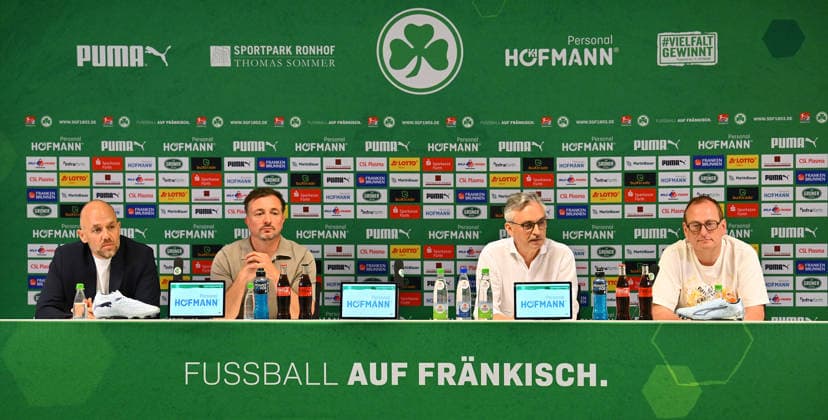 27.05.2026 - SpVgg Greuther Fürth Fuerth - - Medientermin Pressetermin - Vorstellung neuer Geschäftsführer - - von links : Holger Schwiewagner (kaufm. Geschäftsführer SpVgg Greuther Fürth ) Daniel Meyer ( Geschäftsführer Sport SpVgg Greuther Fürth ) Peter Köhr (Aufsichtsratsvorsitzender SpVgg Greuther Fürth ) Volker Heißmann Heissmann ( Präsident SpVgg Greuther Fürth eV , Mitglied Aufsichtsrat SpVgg Greuther Fürth ) *** 27 05 2026 SpVgg Greuther Fürth Fuerth Media event Press event Presentation of new Managing Director Sport from left Holger Schwiewagner Commercial Managing Director SpVgg Greuther Fürth Daniel Meyer Managing Director Sport SpVgg Greuther Fürth Peter Köhr Chairman of the Supervisory Board SpVgg Greuther Fürth Volker Heißmann Heissmann President SpVgg Greuther Fürth eV , Member of the Supervisory Board SpVgg Greuther Fürth