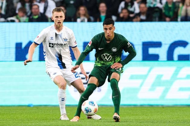 Adam Daghim (VfL Wolfsburg,11) gegen Tjark Scheller (SC Paderborn,25) - Hinspiel Relegation 2026, 1. Fussball Bundesliga Saison 2025-2026 VfL Wolfsburg vs. SC Paderborn in der Volkswagen Arena in Wolfsburg - Aktion,Fussball,Deutschland,Mann,Männer,21.05.2026 *** Adam Daghim VfL Wolfsburg,11 vs Tjark Scheller SC Paderborn,25 First leg relegation 2026, 1 Football Bundesliga Season 2025 2026 VfL Wolfsburg vs SC Paderborn at the Volkswagen Arena in Wolfsburg Action,Football,Germany,Man,Men,21 05 2026