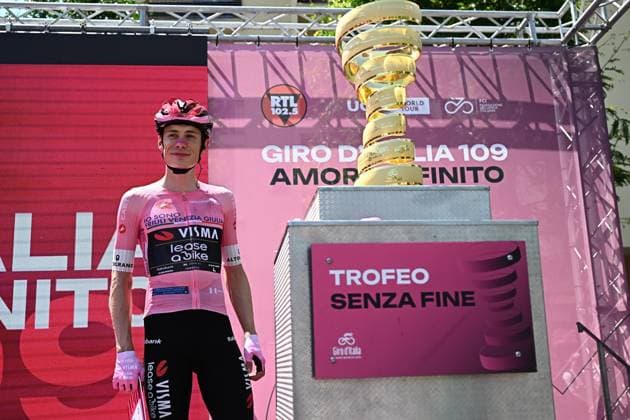 May 27, 2026, Cassano D adda, ITALY: Danish rider Jonas Vingegaard Hansen .of Team Visma Lease A Bike wearing the overall leader s pink jersey, on the signing in podium ahead the departure of 17th stage of the 109 Giro d Italia 2026, over 202 km from Cassano d Adda to Andalo, Italy, 27 may 2026. ANSA LUCA ZENNARO. Giro D Italia Cycling Tour - Stage 17  - ZUMAa110 20260527_zaf_a110_018 Copyright: xLucaxZennarox