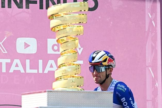 May 27, 2026, Cassano D adda, ITALY: Australian rider Jay Hindley of Red Bull - Bora-Hansgrohe team, arrive at the start on the signing in podium ahead the departure of 17th stage of the 109 Giro d Italia 2026, over 202 km from Cassano d Adda to Andalo, Italy, 27 may 2026. ANSA LUCA ZENNARO. Giro D Italia Cycling Tour - Stage 17  - ZUMAa110 20260527_zaf_a110_023 Copyright: xLucaxZennarox