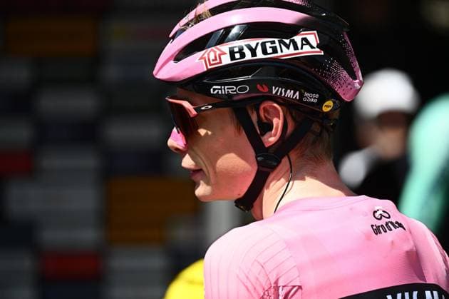 May 27, 2026, Cassano D adda, ITALY: Danish rider Jonas Vingegaard Hansen .of Team Visma Lease A Bike wearing the overall leader s pink jersey, on the signing in podium ahead the departure of 17th stage of the 109 Giro d Italia 2026, over 202 km from Cassano d Adda to Andalo, Italy, 27 may 2026. ANSA LUCA ZENNARO. Giro D Italia Cycling Tour - Stage 17  - ZUMAa110 20260527_zaf_a110_026 Copyright: xLucaxZennarox