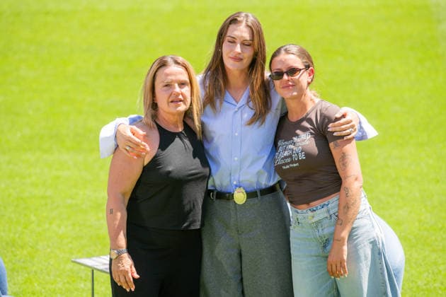 OFFICIAL FAREWELL CEREMONY FOR ALEXIA PUTELLAS SPOTIFY CAMP NOU. BARCELONA May 27,2026 Farewell ceremony for Alexia Putellas SPOTIFY CAMP NOU MAY 27, 2026 Alexia Putellas with sister and her mother during Alexia Putellas farewell ceremony at at Spotify Camp Nou in Barcelona, Spain. Barcelona ESP Copyright: xS.xRosx