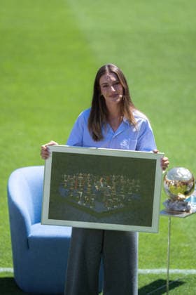 Alexia Putellas leaves FC Barcelona, Barca in Barcelona, Spain. FC Barcelona woman player Alexia Putellas during her FC Barcelona farewell ceremony in Auditori 1899, Barcelona, Spain, on May 27, 2026. (11) Alexia Putellas posing with a photo. Barcelona Auditori 1899 Barcelona Spain