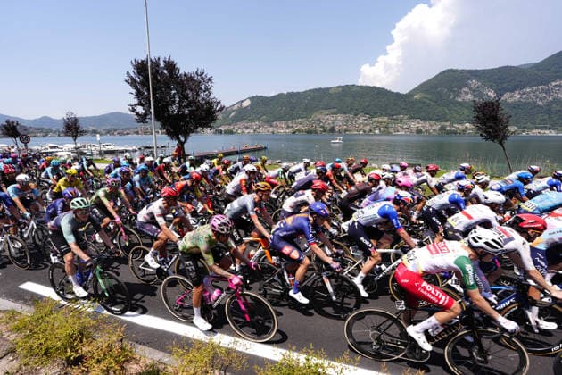 The pack rides during Stage 17 of the Giro d™Italia, from Cassano d™Adda to Andalo, Italy - Wednesday May 27, 2026.  Copyright: xFabioxFerrarix xLaPressex