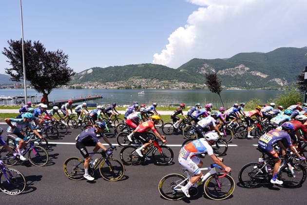 The pack rides during Stage 17 of the Giro d™Italia, from Cassano d™Adda to Andalo, Italy - Wednesday May 27, 2026.  Copyright: xFabioxFerrarix xLaPressex