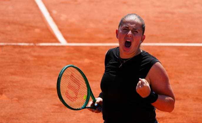 Jelena Ostapenko celebrates winning the second set to take it to a decider against Magda Linette French Open Tennis, Day Four, Tennis, Roland Garros, Paris, France - 27 May 2026Paris Roland Garros France EDITORIAL USE ONLY No use with unauthorised audio, video, data, fixture lists, club league logos or live services. Online in-match use limited to 120 images, no video emulation. No use in betting, games or single club league player publications.  Copyright: xJavierxGarcia Shutterstockx 16898261f