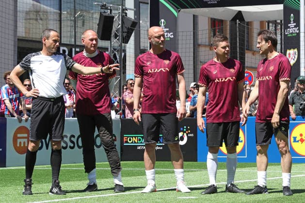 UEFA Conference League Final Legends Match at the Fan Festival Leipzig, 27 05 26 In red from left at Perry Bräutigam, Sebastian Heidinger, Dominik Kaiser, Gaizka Mendieta at the Legends Match at the Fan Festival on the market square Leipzig, on the occasion of the UEFA Conference League Final, 27 05 26 Copyright: xBEAUTIFULxSPORTS JanxKaeferx