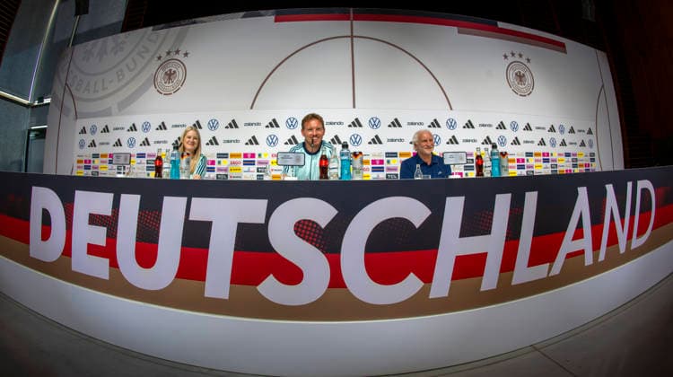 27 05 2026, Football DFB national team Germany, training camp before the World Cup, kick-off press conference in the HALFTIME media center at ADIDAS, in Herzogenaurach At the podium, coach Julian Nagelsmann center, Germany and sports director Rudi Völler right, Germany answer questions from journalists li DFB press spokeswoman Franziska Wülle
