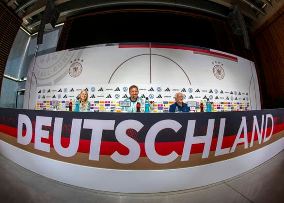 27 05 2026, Football DFB national team Germany, training camp before the World Cup, kick-off press conference in the HALFTIME media center at ADIDAS, in Herzogenaurach At the podium, coach Julian Nagelsmann center, Germany and sports director Rudi Völler right, Germany answer questions from journalists li DFB press spokeswoman Franziska Wülle