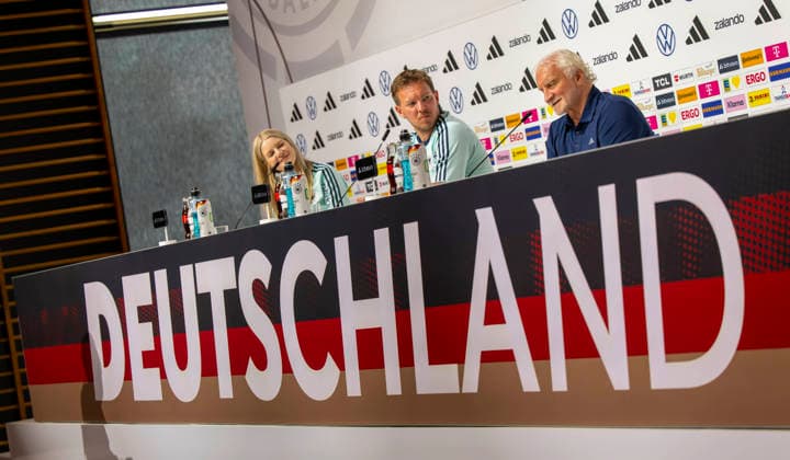 27 05 2026, Football DFB national team Germany, training camp before the World Cup, kick-off press conference in the media center HALFTIME at ADIDAS, in Herzogenaurach coach Julian Nagelsmann center, Germany and sports director Rudi Völler right, Germany answer the questions of the journalists, left DFB press spokeswoman Franziska Wülle