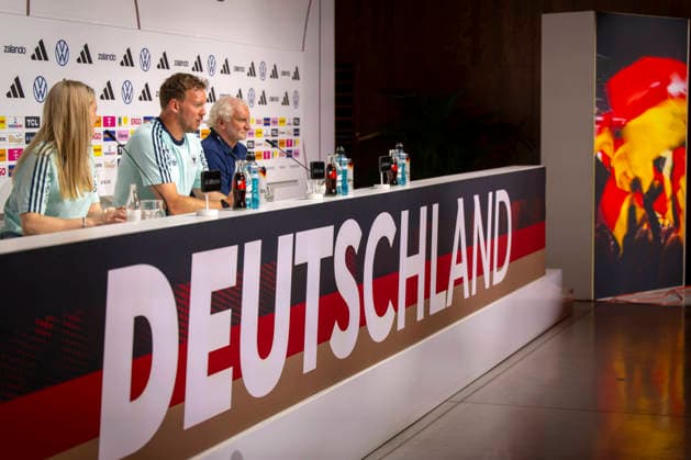 27 05 2026, Football DFB national team Germany, training camp before the World Cup, kick-off press conference in the media center HALFTIME at ADIDAS, in Herzogenaurach coach Julian Nagelsmann center, Germany and sports director Rudi Völler right, Germany answer the questions of the journalists, left DFB press spokeswoman Franziska Wülle