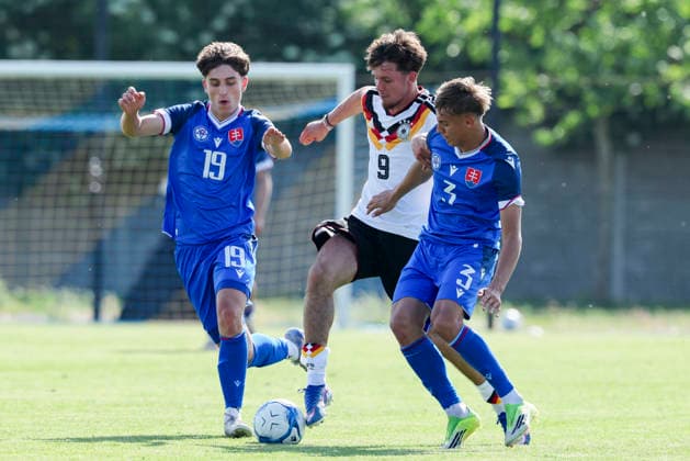 Lukas Pristach Slovakia , Otto Stange Germany and Daniel Ziska Slovakia battle for the ball, UEFA Under 19 friendly, Slovakia v Germany, MOL Academy on 27 May 2026 in Dunajska Streda, Slovakia Photo by Marco Steinbrenner DeFodi Images Lukas Pristach Slovakia , Otto Stange Germany and Daniel Ziska Slovakia battle for the ball, UEFA Under 19 friendly, Slovakia v Germany, MOL Academy, May 27, 2026 in Dunajska Streda, Slovakia Photo by Marco Steinbrenner DeFodi Images