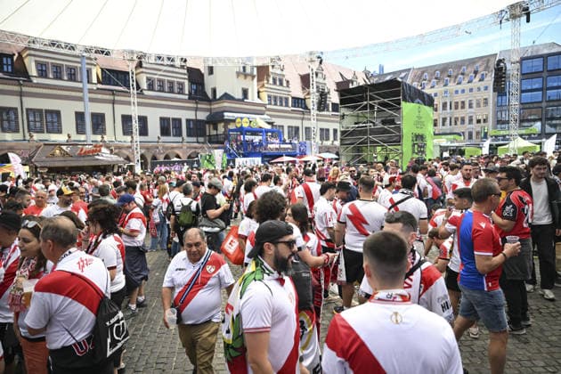Ahead of Crystal Palace v Rayo Vallecano - UEFA Conference League Final LEIPZIG, GERMANY - MAY 27: Supporters of England s Crystal Palace and Spain s Rayo Vallecano gather in the fan zone set up at Marktplatz ahead of the UEFA Conference League final in Leipzig, Germany, on May 27, 2026. Halil Sagirkaya Anadolu Leipzig Germany. Editorial use only. Please get in touch for any other usage.  Copyright: x2026xAnadoluxHalilxSagirkayax