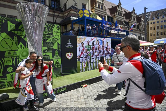 Ahead of Crystal Palace v Rayo Vallecano - UEFA Conference League Final LEIPZIG, GERMANY - MAY 27: Supporters of England s Crystal Palace and Spain s Rayo Vallecano gather in the fan zone set up at Marktplatz ahead of the UEFA Conference League final in Leipzig, Germany, on May 27, 2026. Halil Sagirkaya Anadolu Leipzig Germany. Editorial use only. Please get in touch for any other usage.  Copyright: x2026xAnadoluxHalilxSagirkayax
