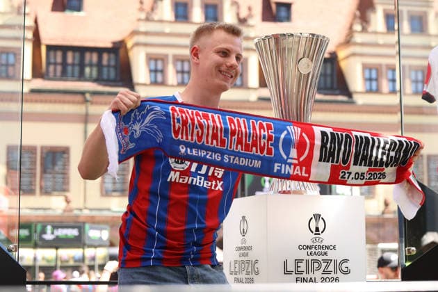 Fan Zone before the UEFA Conference League Final: Crystal Palace FC Vs Rayo Vallecano Fan of Crystal Palace holds scarf seen with trophy in the fan zone before the UEFA Conference League Final 2026 match between Crystal Palace FC and Rayo Vallecano in Leipzig. Copyright: xMikolajxBarbanellx