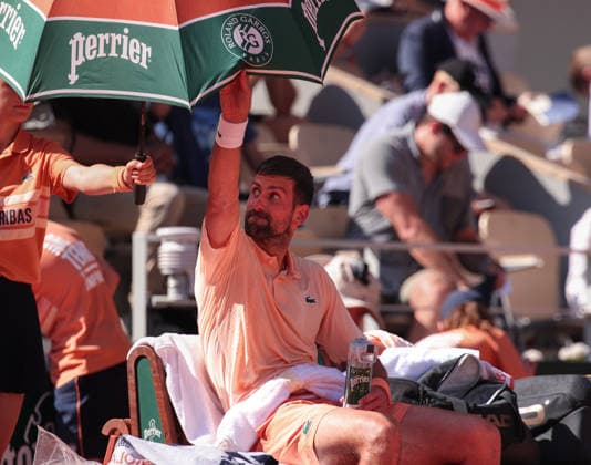 Novak Djokovic SRB sits on the chair during the break in play, Men s Singles, Men s Singles, grabs the parasol Tennis French Open 2026 Roland Garros Paris France 27 May 2026 Copyright: xJuergenxHasenkopfx