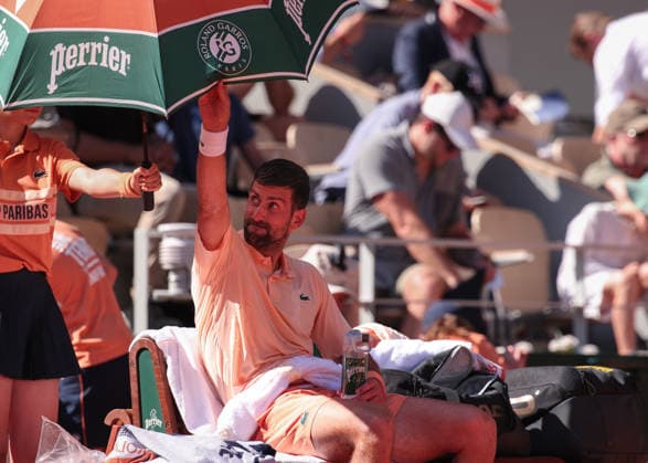 Novak Djokovic SRB sits on the chair during the break in play, Men s Singles, Men s Singles, grabs the parasol Tennis French Open 2026 Roland Garros Paris France 27 May 2026 Copyright: xJuergenxHasenkopfx