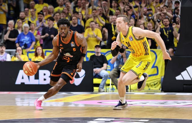 TJ Bamba on the ball, Justin Bean duel Game scene Action Sport Basketball BBL Bundesliga Mens Play Off Quarter-final 5 Game Season 2025 2026 27 05 2026 ALBA Berlin vs SC Rasta Vechta
